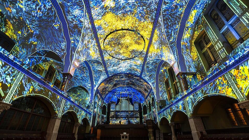 Bei der Lichtinstallation 'Genesis' kann der Besucher zwischen den Farb- und Formexplosionen vollkommen eintauchen in die Sch&ouml;pfungsgeschichte. Hier ein Bild von der Vorf&uuml;hrung in Z&uuml;rich.