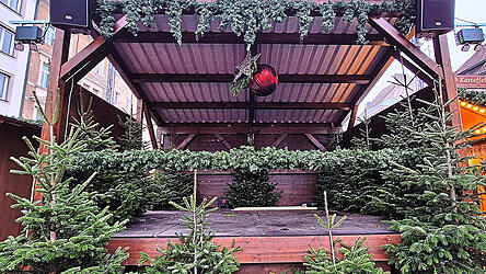 Laut Programm des Christkindlmarktes stehen die Bühnen die ersten 13 Tage ohne Musikprogramm da. Es gab aber am Sonntag einen Spontan-Act.