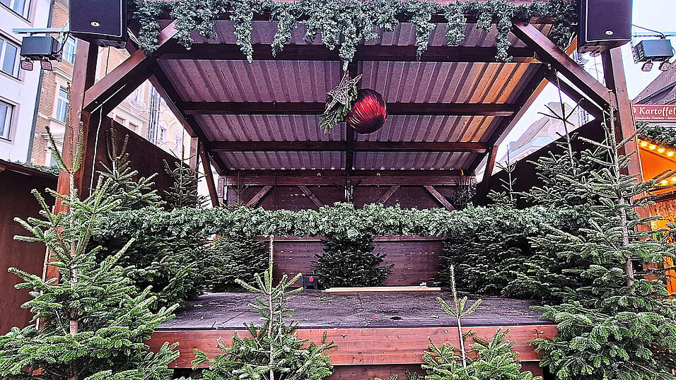 Laut Programm des Christkindlmarktes stehen die Bühnen die ersten 13 Tage ohne Musikprogramm da. Es gab aber am Sonntag einen Spontan-Act. Laut Programm des Christkindlmarktes stehen die Bühnen die ersten 13 Tage ohne Musikprogramm da. Es gab aber am Sonntag einen Spontan-Act.