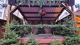 Laut Programm des Christkindlmarktes stehen die Bühnen die ersten 13 Tage ohne Musikprogramm da. Es gab aber am Sonntag einen Spontan-Act.