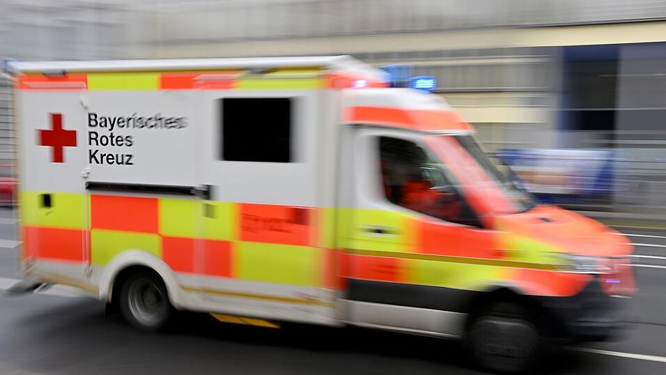 Bei dem Unfall wurde eine 18-J&auml;hrige schwer verletzt und kam in ein Krankenhaus. (Symbolbild)