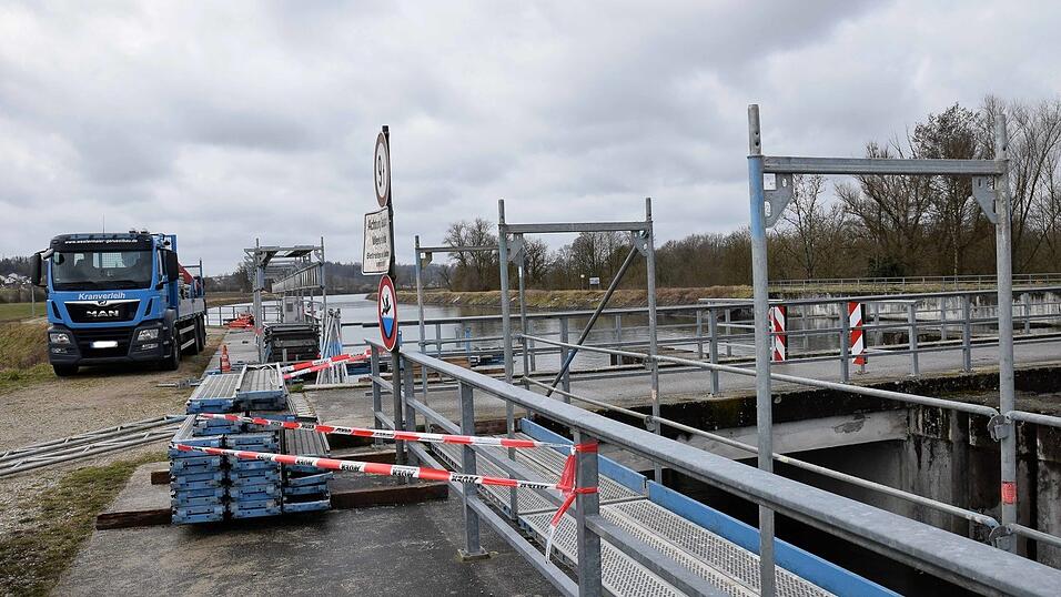 Eine Fachfirma brachte Ger&uuml;ste am Mittlere-Isar-Kanal und an der Br&uuml;cke bei Hofham an.
