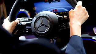 Mercedes-Benz macht mehr Gewinn nach magerem Vorjahresquartal. (Archivbild) Mercedes-Benz macht mehr Gewinn nach magerem Vorjahresquartal. (Archivbild)