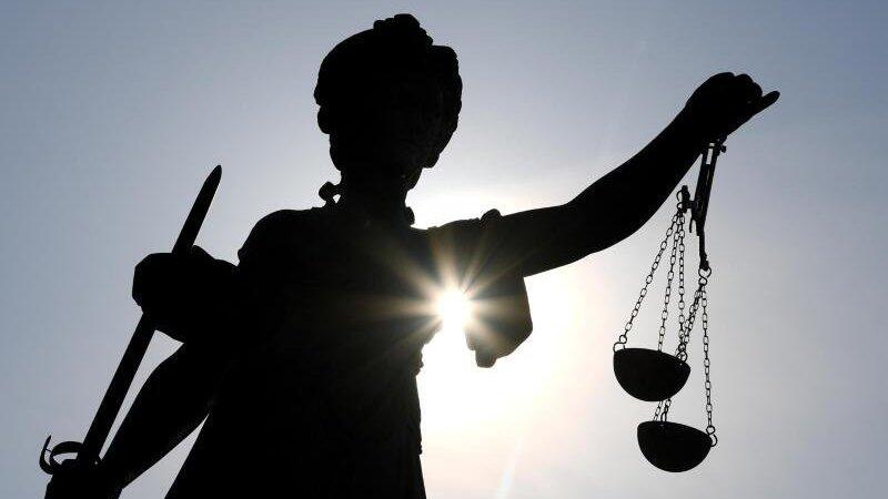 Statue der Justitia mit einer Waage und einem Schwert in der Hand. Statue der Justitia mit einer Waage und einem Schwert in der Hand.