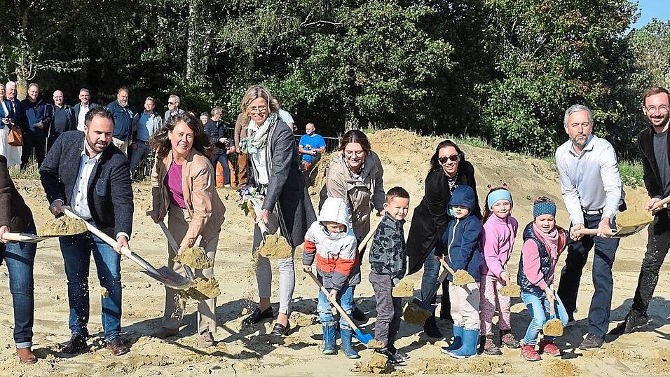 Vize-B&uuml;rgermeisterin Sabine Gr&ouml;ger (v.l.), Tobias Weinzierl, Landschaftsarchitektin Gabi Salzberger, Elisabeth Winklmaier-Wenzl, Gesamtleitung Kinderhaus Lena Gr&uuml;nzinger und ihre Stellvertreterin Katharina Fr&auml;nzke, Architekten Thomas V&ouml;lkl und Martin Goldbrunner sowie f&uuml;nf Kindergartenkinder.