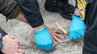 Speziell geschulte Polizisten versuchten, die Hände von Demonstranten von der Straße zu lösen.