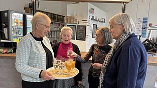 Ermelinde Illing empfing die ehrenamtlichen Helfer in der Stadt Viechtach mit Orangensaft und Sekt. Ermelinde Illing empfing die ehrenamtlichen Helfer in der Stadt Viechtach mit Orangensaft und Sekt.