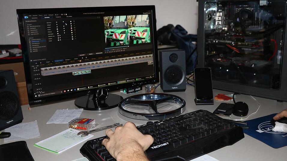 An seinem PC schneidet er die Clips vom Unimog. An seinem PC schneidet er die Clips vom Unimog.