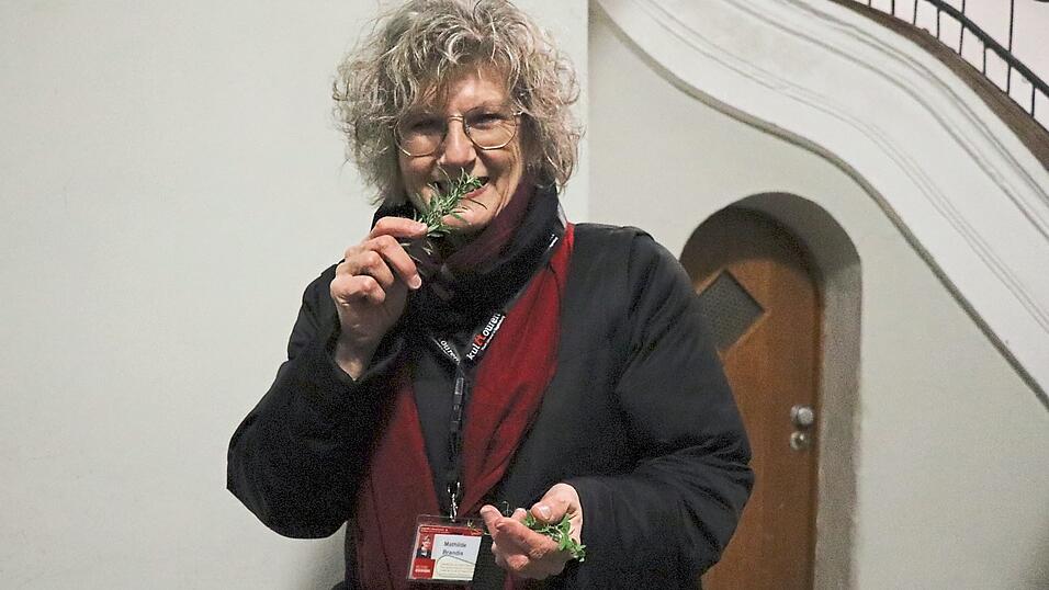 Mathilde Brandis bringt Kr&auml;uter mit, um die Erz&auml;hlungen greifbar zu machen.