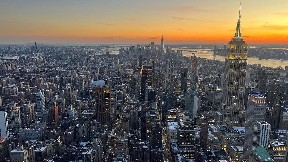 Die Nacht legt sich über New York.