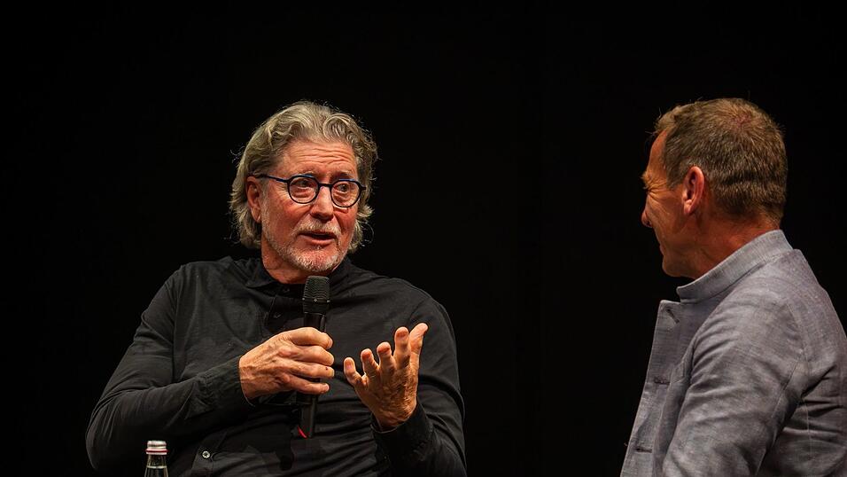 Eine Aktion von Torwart Toni Schumacher (l) sorgte noch lange Zeit nach dem Spiel für große Aufregung. Eine Aktion von Torwart Toni Schumacher (l) sorgte noch lange Zeit nach dem Spiel für große Aufregung.
