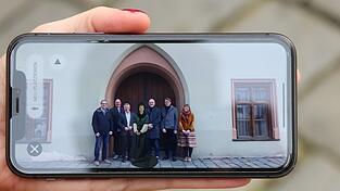 Landrat Peter Dreier (Dritter von links) und Oberbürgermeister Alexander Putz (Dritter von rechts) durften den digitalen Avatar Christine von Sachsen bereits vorab kennenlernen. Landrat Peter Dreier (Dritter von links) und Oberbürgermeister Alexander Putz (Dritter von rechts) durften den digitalen Avatar Christine von Sachsen bereits vorab kennenlernen.