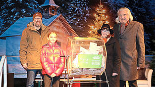Im Rahmen des Christkindlmarktes wurden am Sonntagabend die Gewinner gezogen. Von der Heimatzeitung standen Sebastian Brückl (links) und Monika Bichlmeier Glücksfee Helen Senger zur Seite. Bernd Friebe (rechts) moderierte in gewohnter Manier. Im Rahmen des Christkindlmarktes wurden am Sonntagabend die Gewinner gezogen. Von der Heimatzeitung standen Sebastian Brückl (links) und Monika Bichlmeier Glücksfee Helen Senger zur Seite. Bernd Friebe (rechts) moderierte in gewohnter Manier.