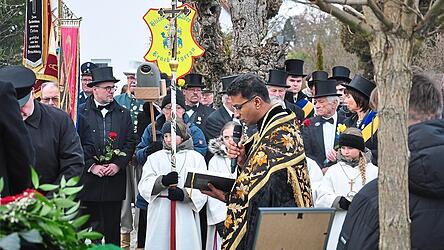 Die Worte am Grab sprach Pfarrer Jis Mangaly.