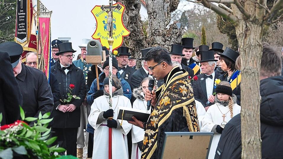 Die Worte am Grab sprach Pfarrer Jis Mangaly. Die Worte am Grab sprach Pfarrer Jis Mangaly.