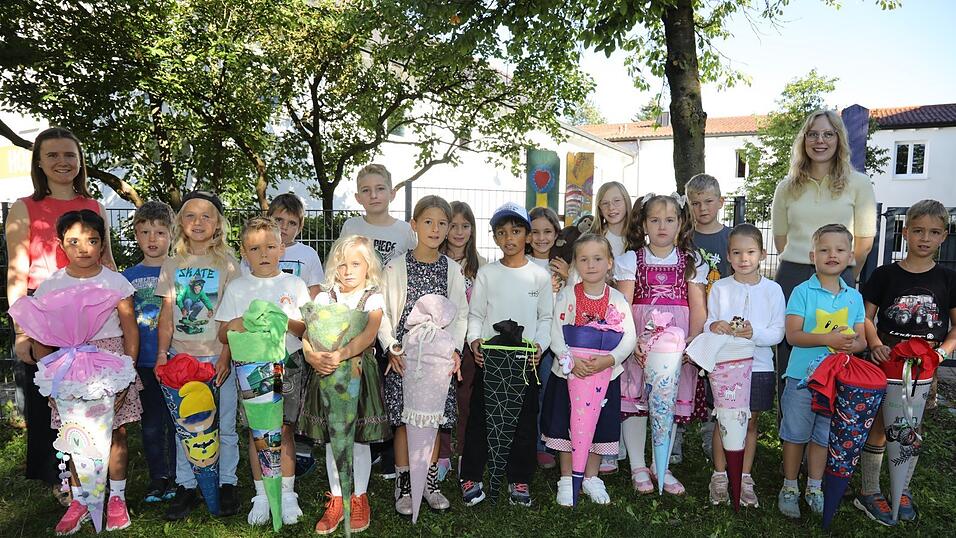Die andere jahrgangskombinierte Klasse an der Grundschule Inning besteht aus der Klasse 1b mit elf Grundschülern und sieben Grundschülern der Klasse 2b mit der Klasslehrerin Elisabeth Wagenbauer (l.) und der Klassenbegleitung Tanja Kratzer (r.). Die andere jahrgangskombinierte Klasse an der Grundschule Inning besteht aus der Klasse 1b mit elf Grundschülern und sieben Grundschülern der Klasse 2b mit der Klasslehrerin Elisabeth Wagenbauer (l.) und der Klassenbegleitung Tanja Kratzer (r.).
