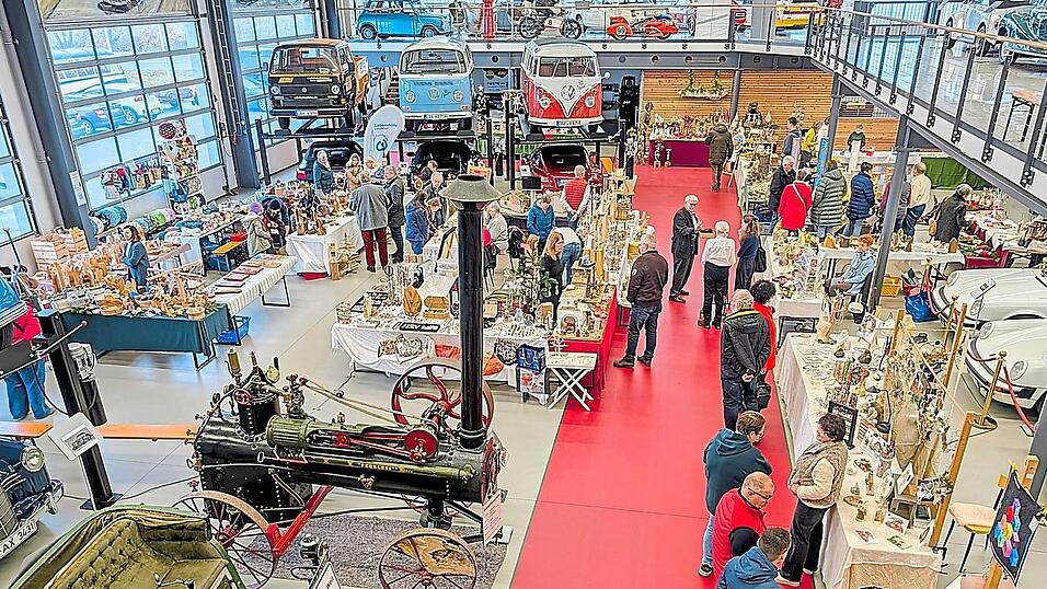 Pünktlich zu der Eröffnung der 27. Krippen- und Kunsthandwerkerausstellung kamen die ersten Besucher in das Auwärter-Automobilmuseum und machten sich ein Bild von den zahlreich angebotenen Waren sowie den vielen Oldtimer-Fahrzeugen. Pünktlich zu der Eröffnung der 27. Krippen- und Kunsthandwerkerausstellung kamen die ersten Besucher in das Auwärter-Automobilmuseum und machten sich ein Bild von den zahlreich angebotenen Waren sowie den vielen Oldtimer-Fahrzeugen.
