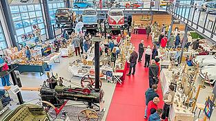 Pünktlich zu der Eröffnung der 27. Krippen- und Kunsthandwerkerausstellung kamen die ersten Besucher in das Auwärter-Automobilmuseum und machten sich ein Bild von den zahlreich angebotenen Waren sowie den vielen Oldtimer-Fahrzeugen. Pünktlich zu der Eröffnung der 27. Krippen- und Kunsthandwerkerausstellung kamen die ersten Besucher in das Auwärter-Automobilmuseum und machten sich ein Bild von den zahlreich angebotenen Waren sowie den vielen Oldtimer-Fahrzeugen.