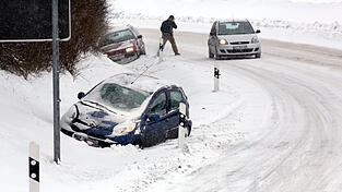 Vereinzelt kamen Autos aufgrund des Schneefalls von der Stra&szlig;e ab. (Symbolbild)