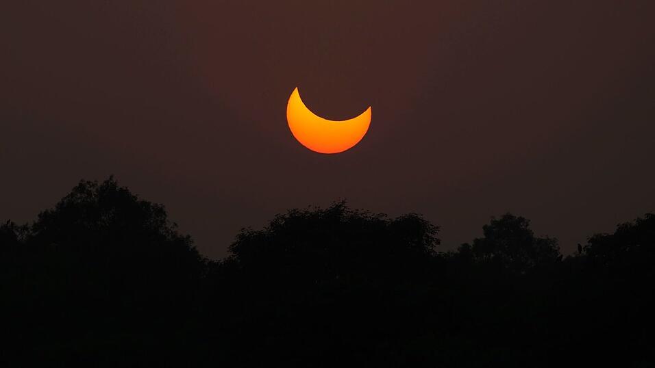 Eine partielle Sonnenfinsternis vor Sonnenuntergang in Pakistan. (Archivbild)