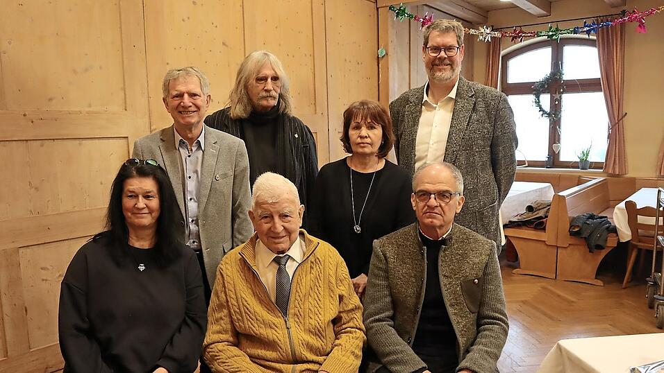Gratulierten Hermann Schneider (vorne Mitte) zum 90. Geburtstag: (v.li.) Ingrid Schmidtke (Nichte), Georg Hadersdorfer (2. Bürgermeister), Wolf Schmidtke, Heidi Hohenester, Toni Hohenester (Neffe) und Michael Schwaiger. Gratulierten Hermann Schneider (vorne Mitte) zum 90. Geburtstag: (v.li.) Ingrid Schmidtke (Nichte), Georg Hadersdorfer (2. Bürgermeister), Wolf Schmidtke, Heidi Hohenester, Toni Hohenester (Neffe) und Michael Schwaiger.