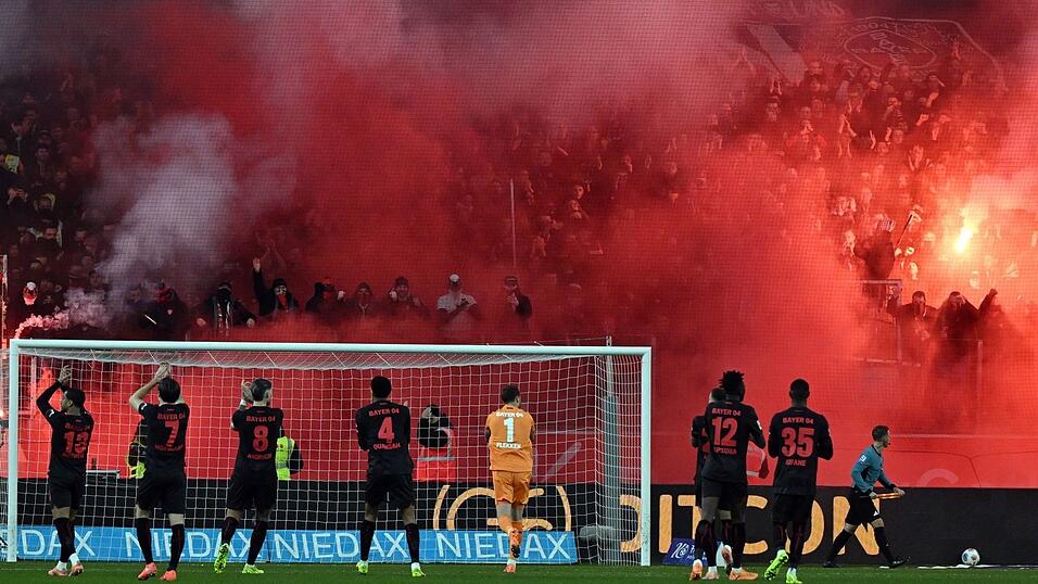 Ein Feuerwerk gab es beim rheinischen Derby zunächst auf den Rängen. Ein Feuerwerk gab es beim rheinischen Derby zunächst auf den Rängen.