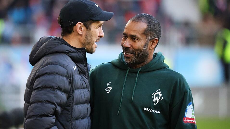 Lockerer Plausch vor dem Spiel: Werders Neu-Trainer Thioune (r) und sein Freiburger Kollege Schuster.