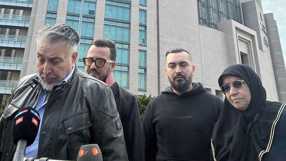 Die Hinterbliebenen der vierk&ouml;pfigen Familie erhoffen sich ein hohes Strafma&szlig; f&uuml;r die Angeklagten.