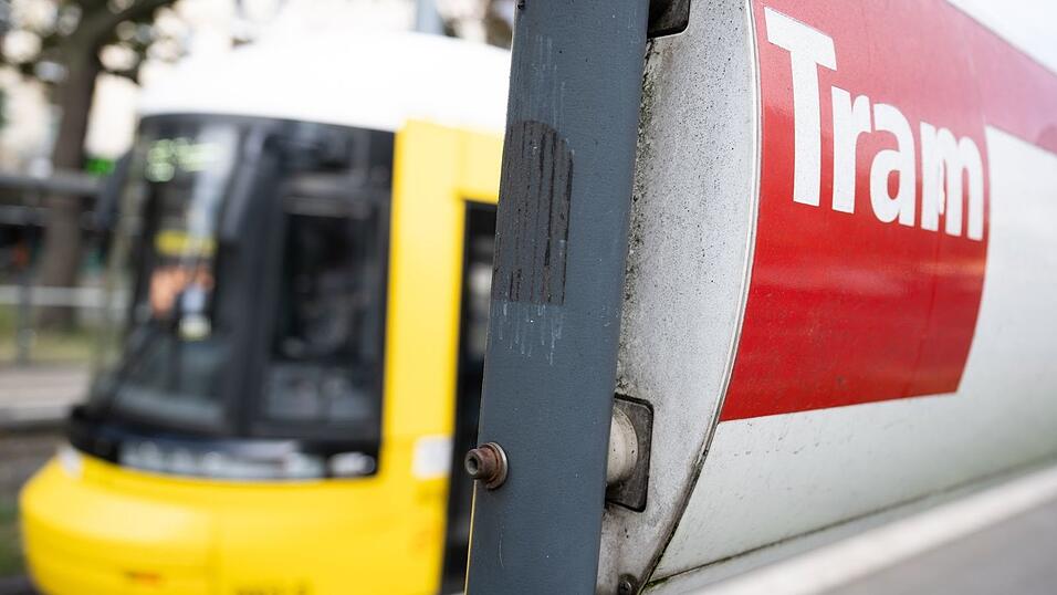 Busse, Bahnen und Straßenbahnen befördern Millionen Fahrgäste. (Symbolbild) Busse, Bahnen und Straßenbahnen befördern Millionen Fahrgäste. (Symbolbild)