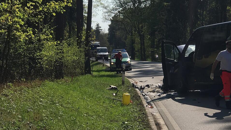 Die Fahrzeuge krachten wohl frontal ineinander.