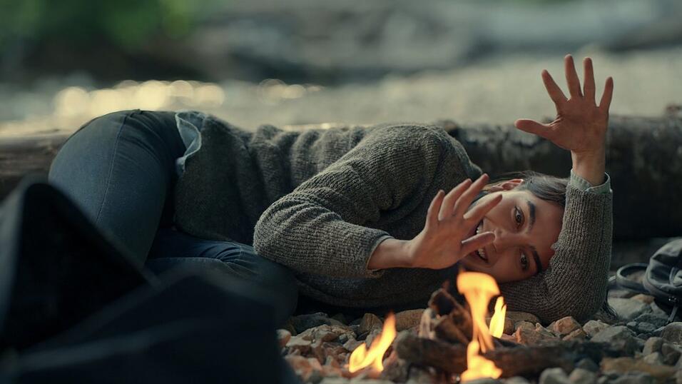 Liv ist für einen Augenblick glücklich. Sie hat es geschafft, ein Feuer zu machen. Liv ist für einen Augenblick glücklich. Sie hat es geschafft, ein Feuer zu machen.