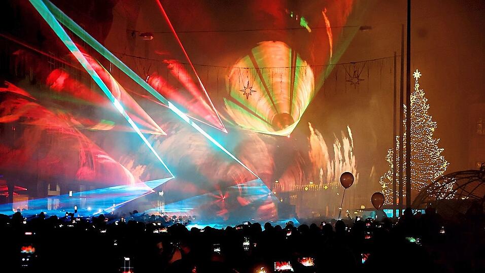 Die Lasershow lockte zum Jahreswechsel Tausende Besucher in die Innenstadt. In diesem Jahr soll die Veranstaltung angesichts der Haushaltslage ausgesetzt werden.