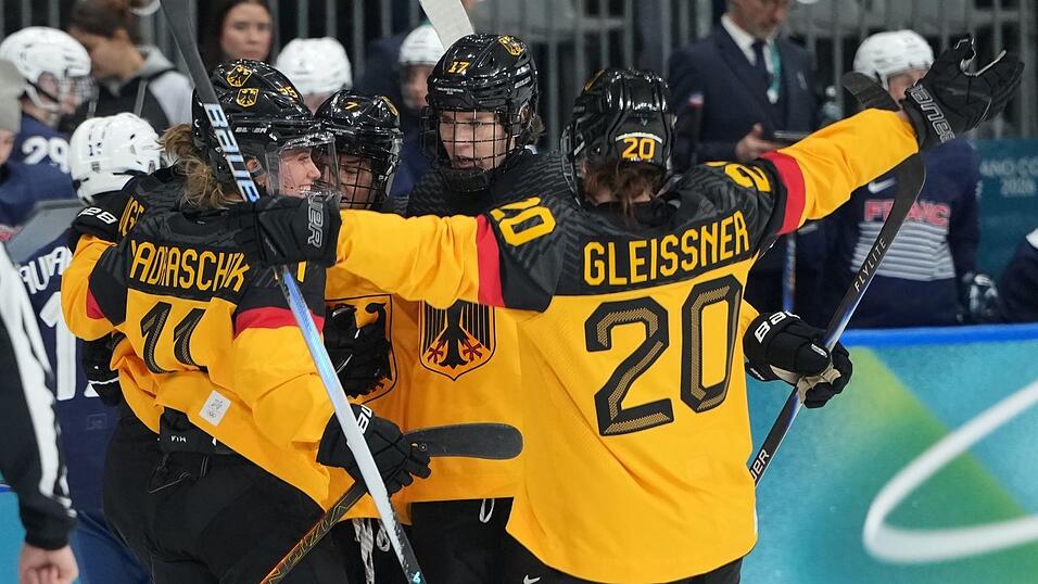 Gute Laune: Das DEB-Team um Kapit&auml;nin Daria Glei&szlig;ner feiert Torsch&uuml;tzin Laura Kluge nach dem 1:0.