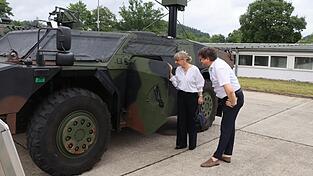 Die Gäste werfen einen Blick in einen Panzer. Die Gäste werfen einen Blick in einen Panzer.
