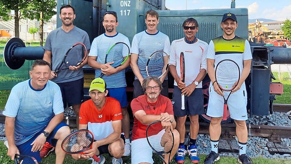 Stehen ungeschlagen an der Tabellenspitze: die Herren 40 des ESV Deggendorf mit (stehend, v. l.) Christian Reif, Ralf Glettler, Matthias Hanauer, David Antal, Marco Dellnitz sowie (kniend, v. l.) Josef Schedlbauer, Roland Köstlmeier und Thomas Dießlin. Stehen ungeschlagen an der Tabellenspitze: die Herren 40 des ESV Deggendorf mit (stehend, v. l.) Christian Reif, Ralf Glettler, Matthias Hanauer, David Antal, Marco Dellnitz sowie (kniend, v. l.) Josef Schedlbauer, Roland Köstlmeier und Thomas Dießlin.