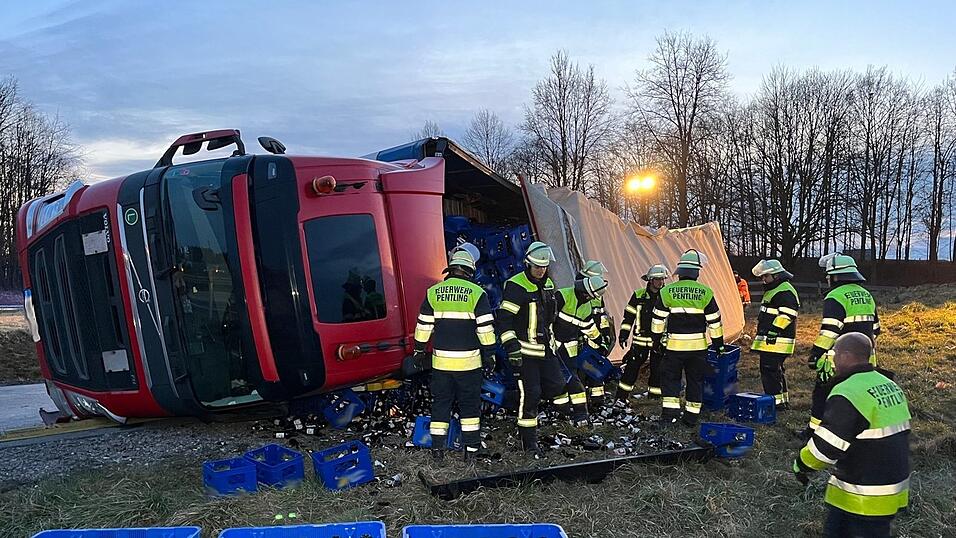 Bei einem Unfall nahe des Regensburger Autobahnkreuzes verlor ein Lastwagen Leergut.