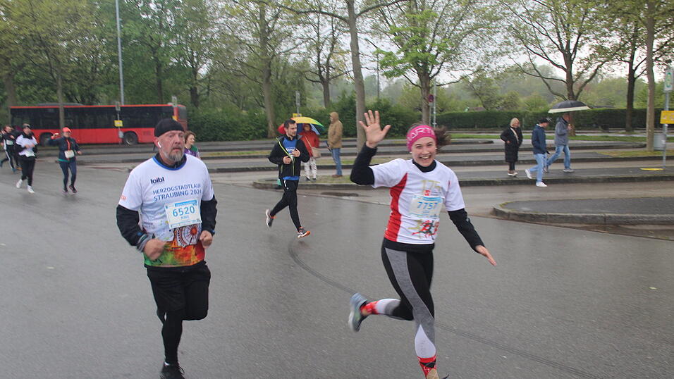 Auch die großen Herzogstadtläufer ließen sich wie schon die Kleinen am Samstag durch das nasskalte Aprilwetter den Spaß am Sport unter freiem Himmel nicht verderben.