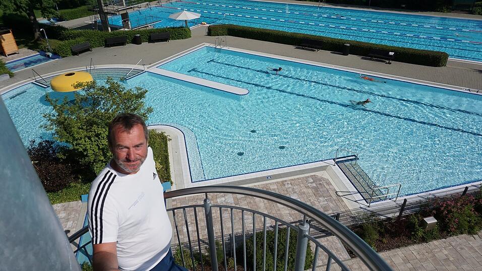 Noch ist es eher ruhig im Freibad in Mainburg, in dem das Wasser in den Becken angenehme Temperaturen von 23 bis 27 Grad Celsius haben. Doch Freibadleiter Sepp Brücklmaier blickt optimistisch auf die kommenden Wochen. Noch ist es eher ruhig im Freibad in Mainburg, in dem das Wasser in den Becken angenehme Temperaturen von 23 bis 27 Grad Celsius haben. Doch Freibadleiter Sepp Brücklmaier blickt optimistisch auf die kommenden Wochen.