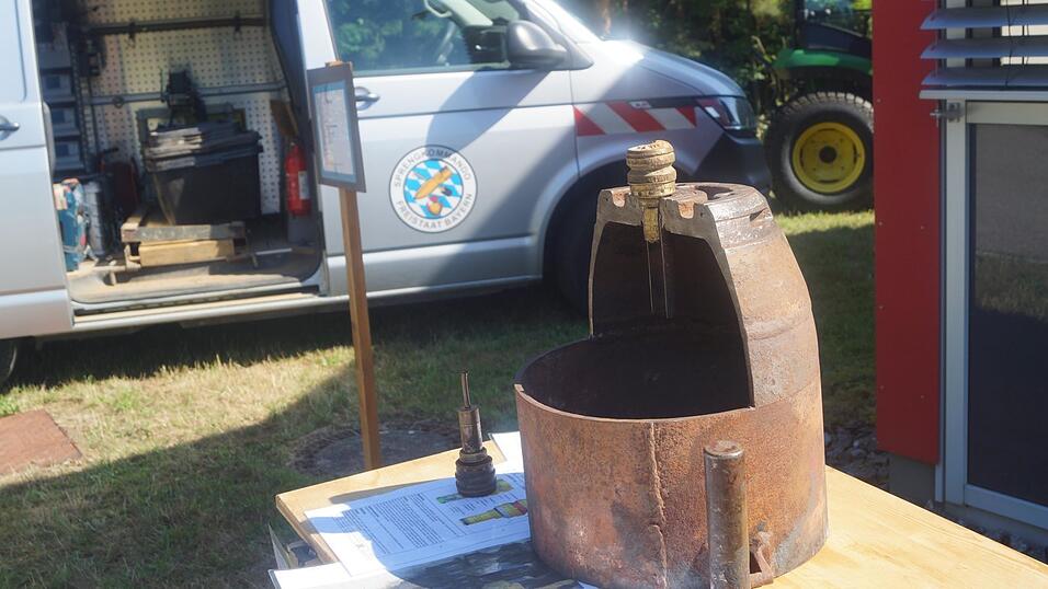 Am Wochenende war Blaulichtschießen in Roding. Dabei war die Chamer Bombe ein ungewöhnliches Schaustück. Am Wochenende war Blaulichtschießen in Roding. Dabei war die Chamer Bombe ein ungewöhnliches Schaustück.