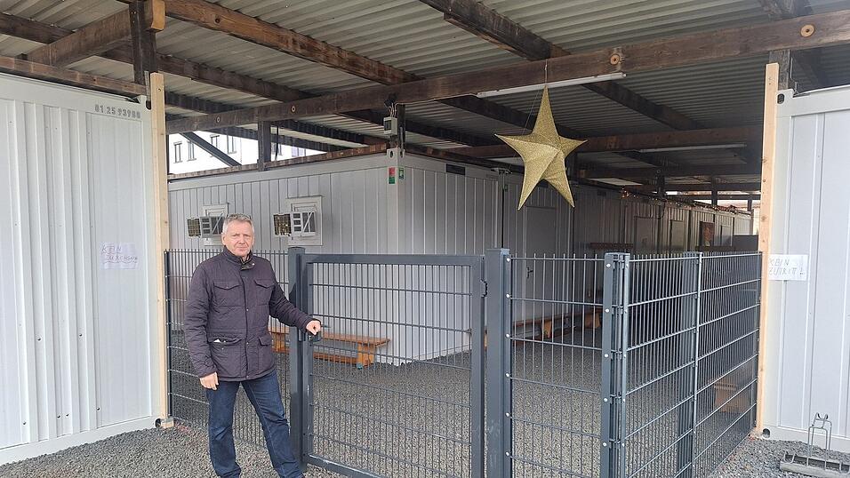 Mittlerweile sind die vier Klassenzimmer-Container eingez&auml;unt, doch laut Seif zu niedrig.