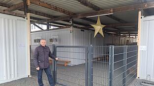 Mittlerweile sind die vier Klassenzimmer-Container eingez&auml;unt, doch laut Seif zu niedrig.