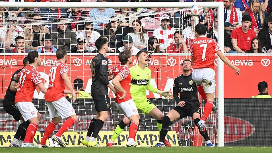 Traf zur Mainzer F&uuml;hrung: Jae-sung Lee (r).