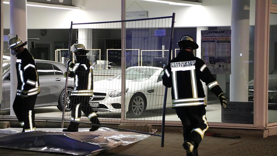 Ein Autofahrer ist in Rottenburg in den Verkaufsraum eines Autohauses gefahren.