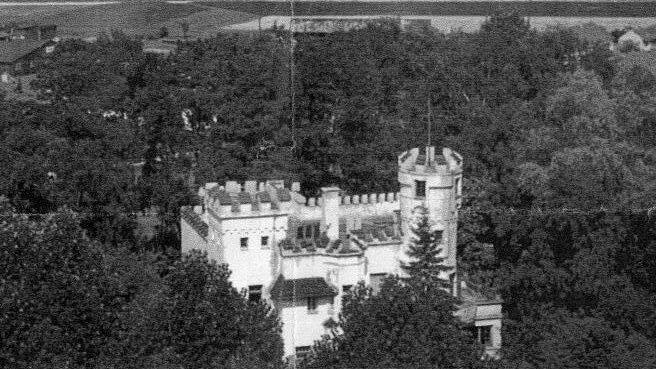 Wie eine Ritterburg erhebt sich die um 1910 erbaute Villa des Fabrikantenpaares Binder auf dem Gel&auml;nde im heutigen Landshuter Industriegebiet.