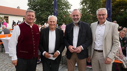 Der Vorsitzende der CSU Niederbayern, Christian Bernreiter (l.), EVP-Chef Manfred Weber (2. v. r.) und der Landrat von Dingolfing-Landau, Werner Bumeder (r.), gratulieren Erwin Huber zum Geburtstag. Der Vorsitzende der CSU Niederbayern, Christian Bernreiter (l.), EVP-Chef Manfred Weber (2. v. r.) und der Landrat von Dingolfing-Landau, Werner Bumeder (r.), gratulieren Erwin Huber zum Geburtstag.