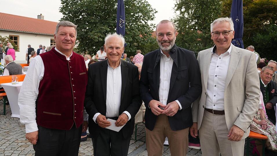 Der Vorsitzende der CSU Niederbayern, Christian Bernreiter (l.), EVP-Chef Manfred Weber (2. v. r.) und der Landrat von Dingolfing-Landau, Werner Bumeder (r.), gratulieren Erwin Huber zum Geburtstag.