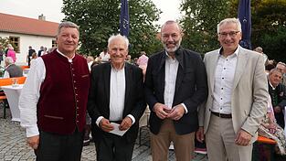 Der Vorsitzende der CSU Niederbayern, Christian Bernreiter (l.), EVP-Chef Manfred Weber (2. v. r.) und der Landrat von Dingolfing-Landau, Werner Bumeder (r.), gratulieren Erwin Huber zum Geburtstag.