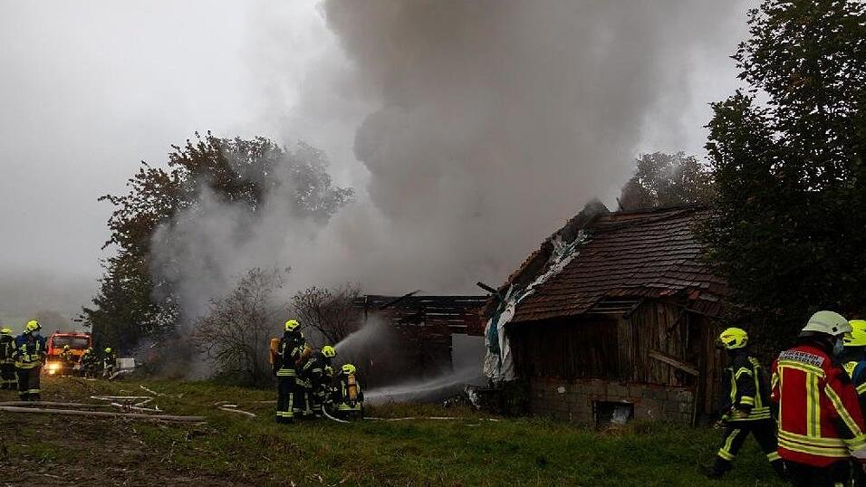 Feuerwehreinsatz am frühen Donnerstagmorgen in der Nähe von Schaufling im Landkreis Deggendorf. Dort brannte ein Wohnhaus. Feuerwehreinsatz am frühen Donnerstagmorgen in der Nähe von Schaufling im Landkreis Deggendorf. Dort brannte ein Wohnhaus.