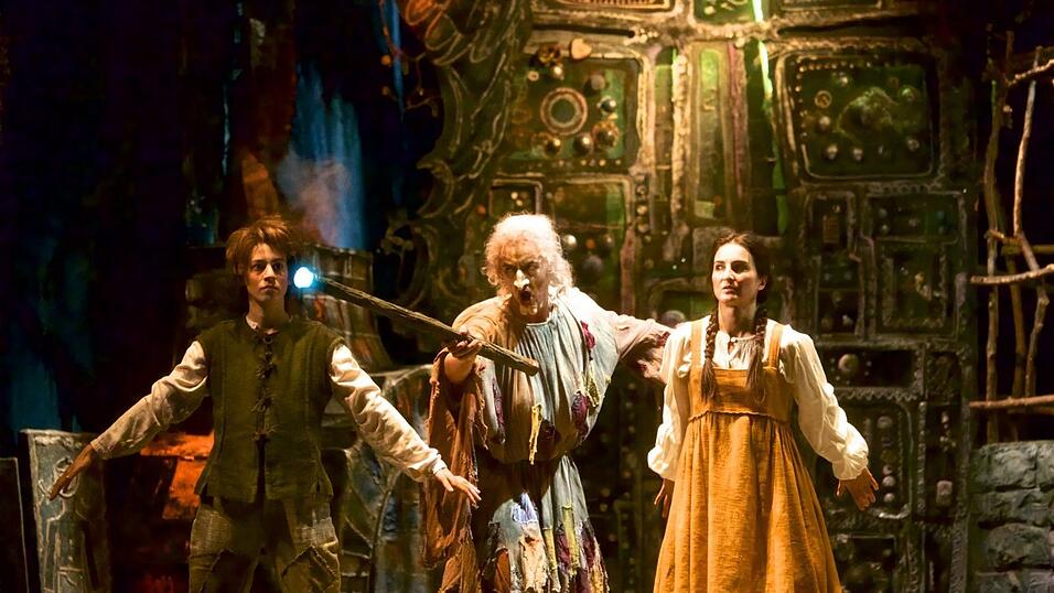 Alte Inszenierung, neu belebt (von links): Valentina Stadler (H&auml;nsel), Maximilian Mayer (Knusperhexe) und Sophie Mitterhuber (Gretel)