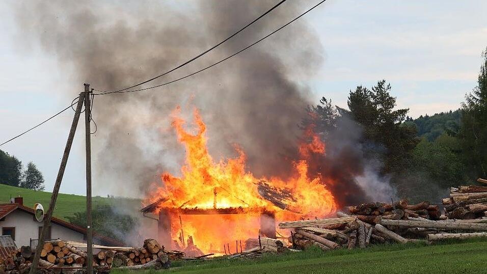 In Breitenberg ist am Dienstagabend ein Brand in einem Sägewerk ausgebrochen. In Breitenberg ist am Dienstagabend ein Brand in einem Sägewerk ausgebrochen.
